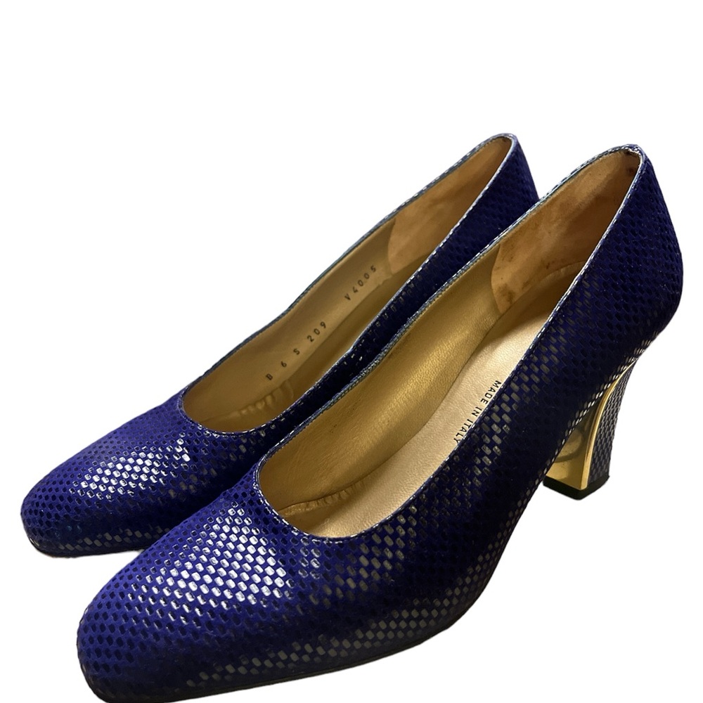 Vintage St John amethyst (purple) suede heels.  Excellent condition. Size 6B.